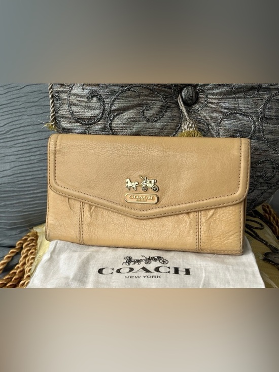 Coach Beige Leather Clutch with Gold Horse & Carriage Emblem - Picture 5 of 16